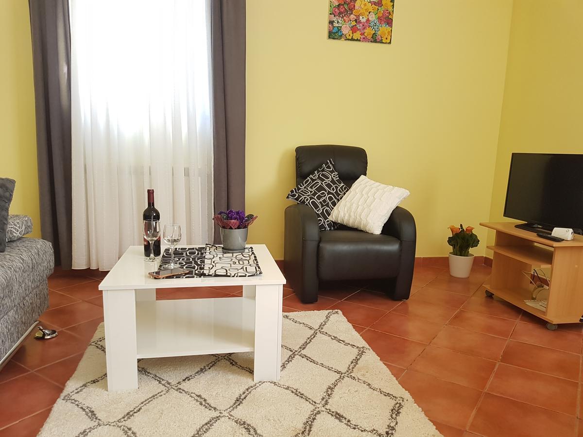 רוביני Apartments Ella מראה חיצוני תמונה