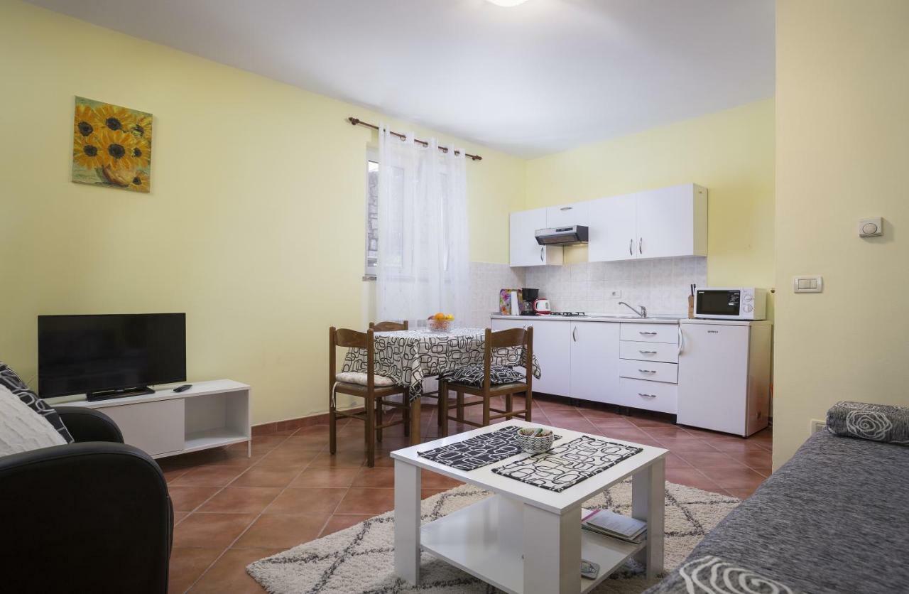 רוביני Apartments Ella מראה חיצוני תמונה